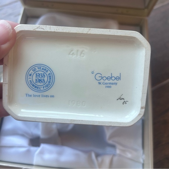 HUMMEL Goebel 50 Yr Jubilee The Love Lives On. Original Box. - Picture 7 of 8